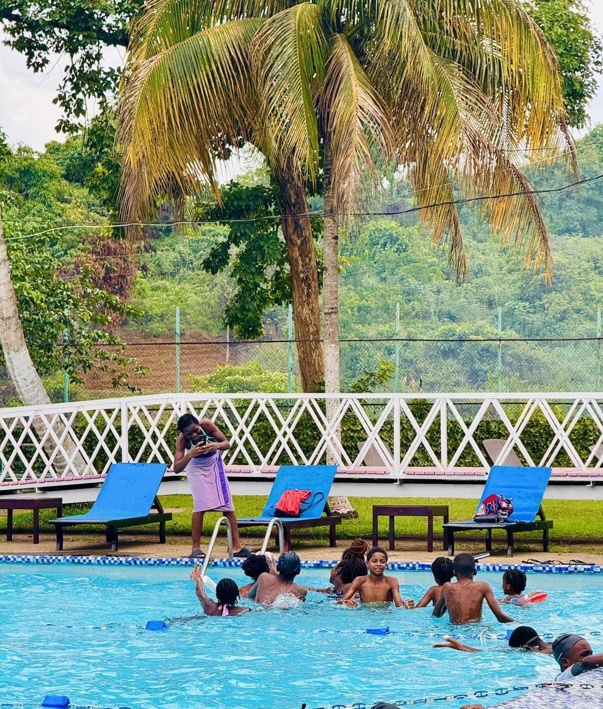 Une séance de natation dans la piscine du Club France New