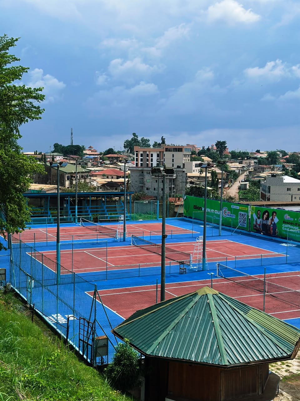 Les trois terrains de tennis du Club France New